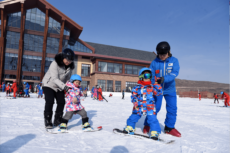 爱上乌兰察布日光草原大河湾滑雪场举行开板仪式