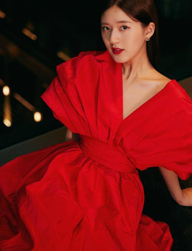 女星穿上复古红裙:杨幂性感虞书欣可爱,看到鞠婧祎:太