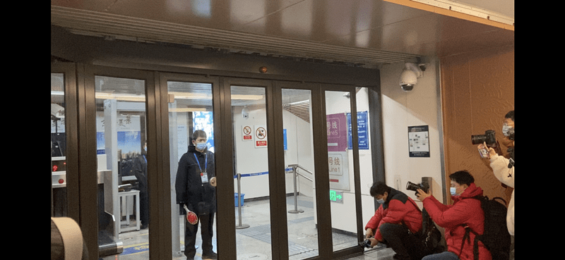 开关门|北京地铁东单站推广“可监测客流”智能折叠门未来将视情向更多地铁