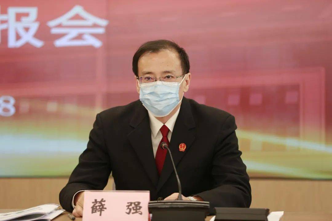 薛强向新闻媒体的记者及网友们介绍了涉影视投资纠纷案件的审理情况及
