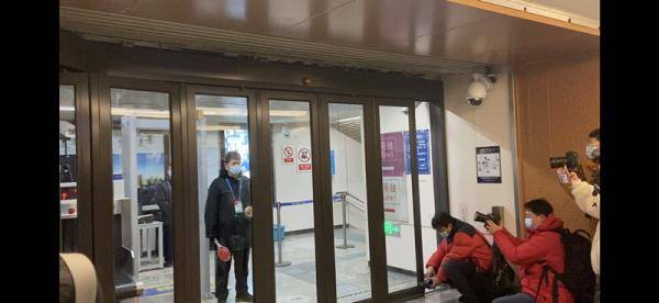 开关门|北京地铁东单站推广“可监测客流”智能折叠门 未来将视情向更多地铁站推广