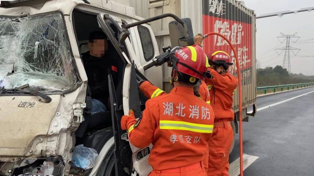 追尾侧翻一天之内两起车祸行车安全不容马虎