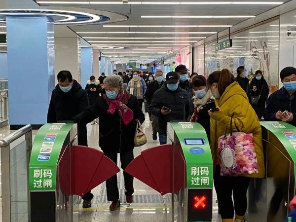 操作|坐公交乘地铁，老年人会扫码支付吗？