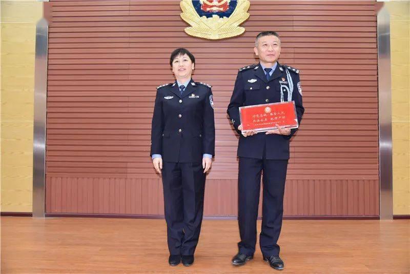 授予盖雷同志一级警督警衔