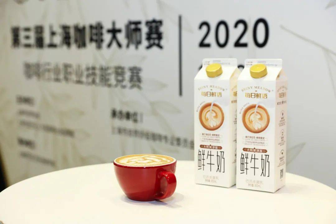 咖啡师用双份浓缩咖啡与大师尊享版鲜牛奶自由创作的创意精品咖啡