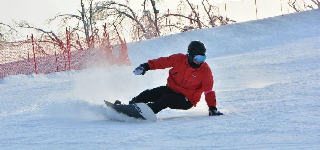 庙香山滑雪场现已开放十条高山雪道