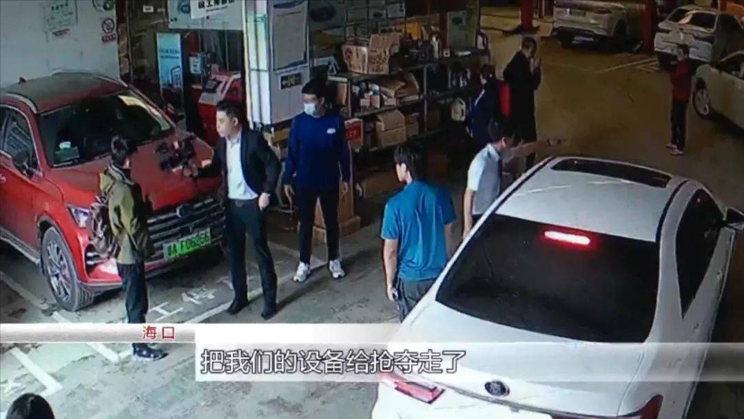 记者采访遭比亚迪员工抢走摄像机，还被民警怼