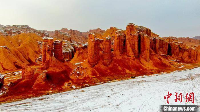 拜城县红石林峡谷是典型的雅丹地貌地质景观,由三叠系的各色沉积岩