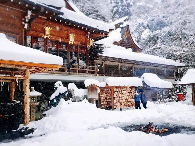 雪中的京都贵船神社神社的大红配上纯白的雪美得令人窒息