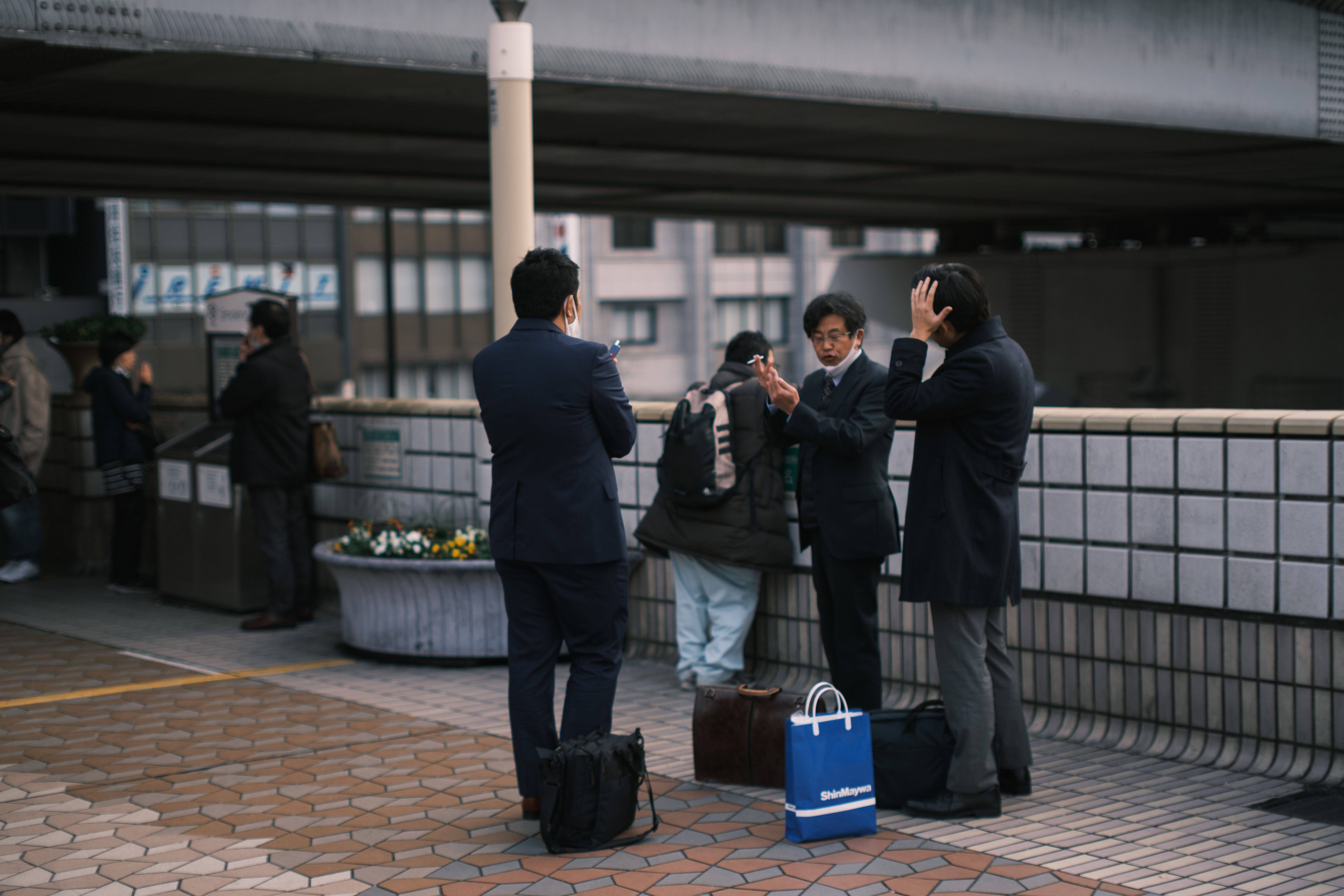 12月10日,在日本东京,上班的职员在指定地区抽烟.