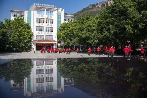 大山女孩的"校长妈妈—记云南丽江华坪女子高级中学校长张桂梅