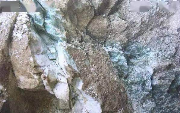 和田玉矿脉也随之被抬升到了昆仑山脉当中,这便是和田玉山料.