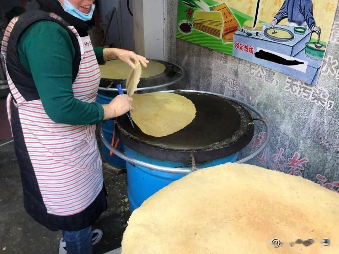 莒南夫妻临沂卖煎饼,手工石磨,金黄脆香.