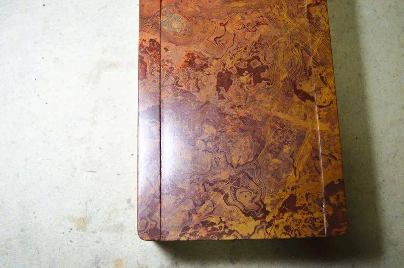 砚取山东临朐老崖固紫红丝料,作一字池太史式,墨池深峻,砚面开阔.风格