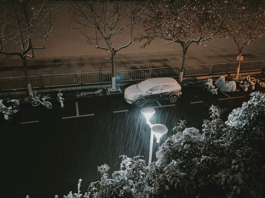 初雪nnu丨值岁暮冬日,遇雪落南师