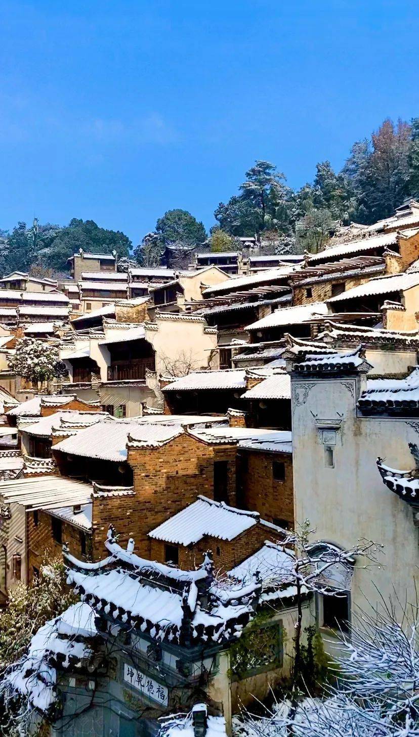 雪霁天晴朗!当篁岭邂逅今冬初雪,感受雪景与"枫"景的双重暴击!