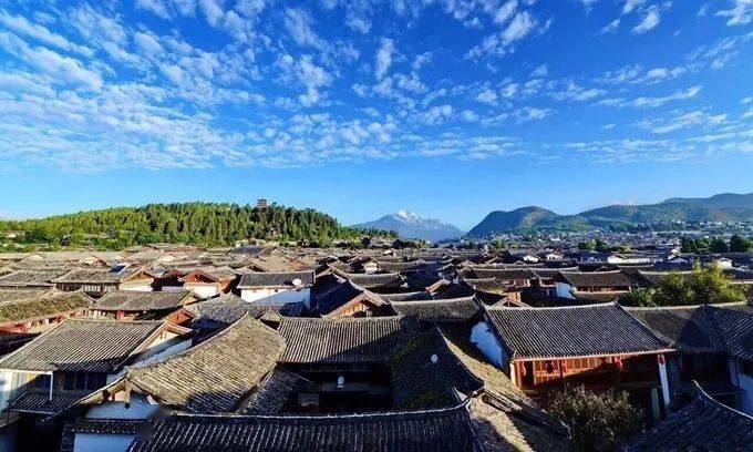 ▼ 丽江市区中心海拔高度为2418米,与同为第二批国家历史文化名城的