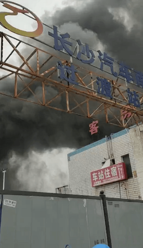 长沙汽车南站过渡站内一仓库起火