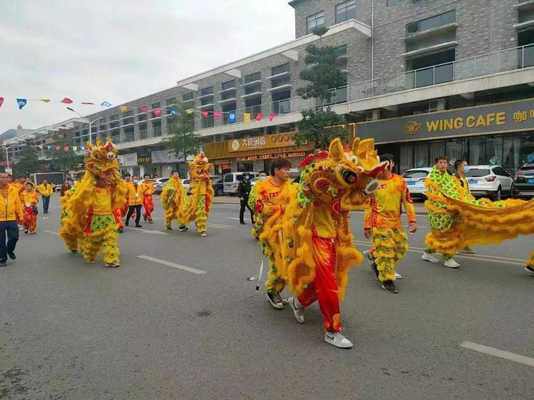 现场,樟木头"眨眼麒麟"制作的第二代传人刘金星为市民讲解"眨眼麒麟"