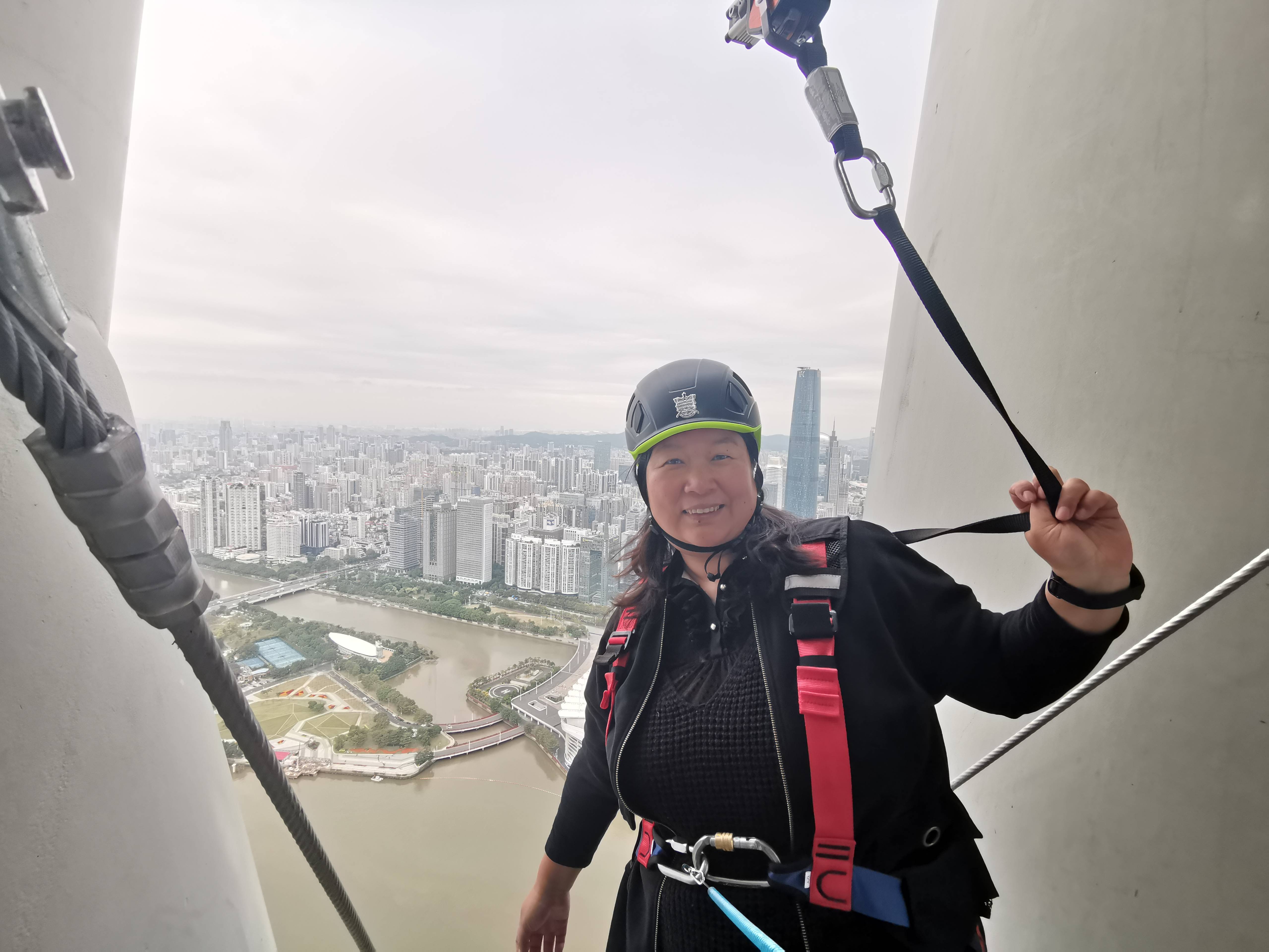 探险爱好者你们的菜来了广州塔325米高空天眼步道开业