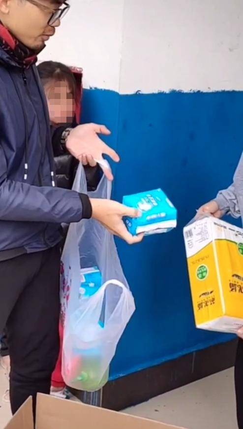 支教男老师给山村女孩发卫生巾:"这是不用害羞的