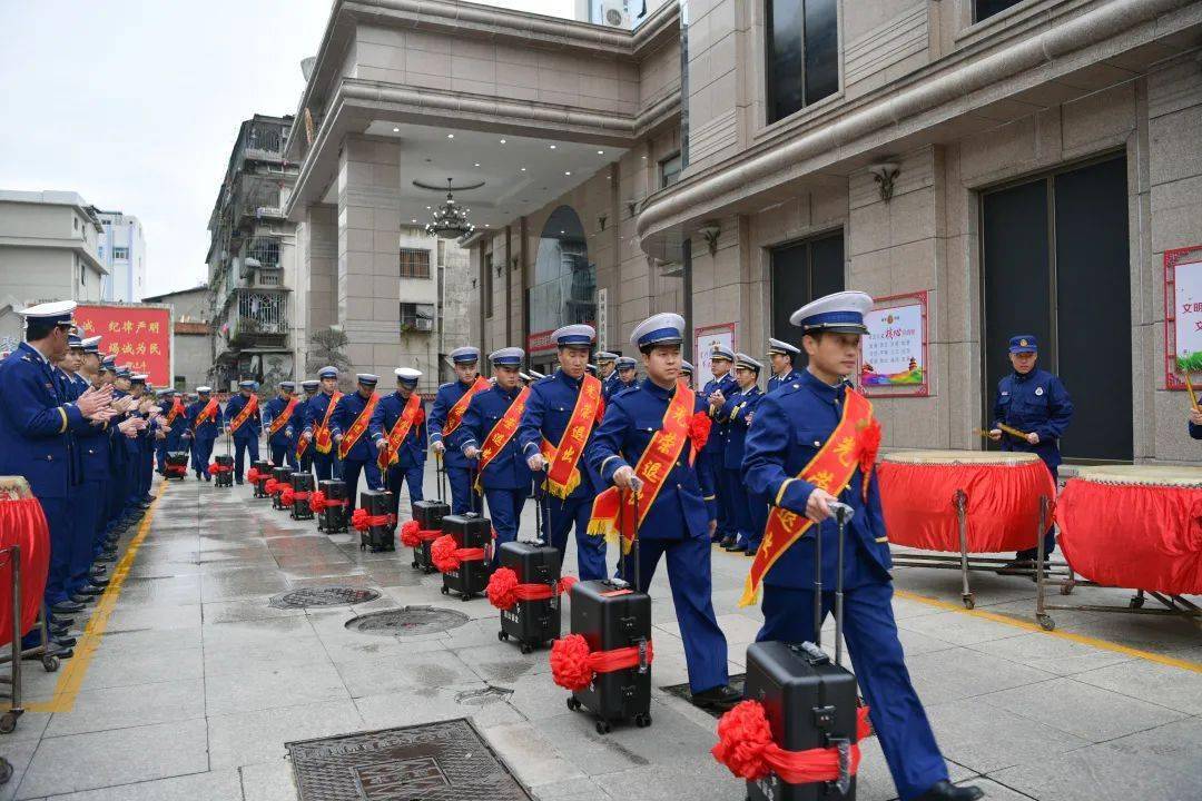 退出季再见火焰蓝福州市消防救援支队举行消防员退出欢送仪式