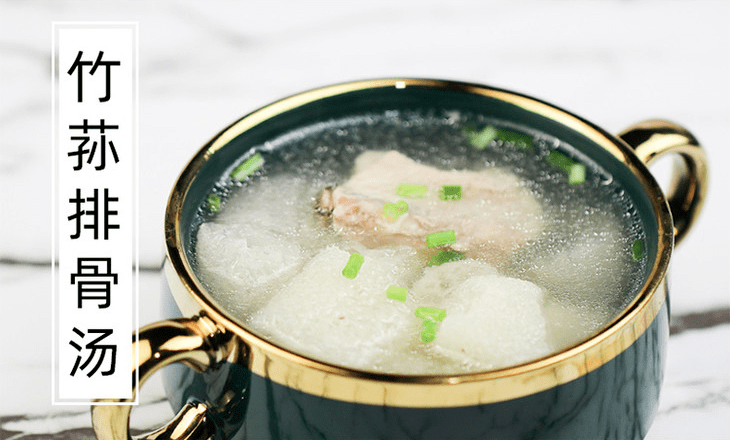 1,竹荪排骨汤为大家推荐两种做法:竹荪和乌鸡一起慢慢炖,竹荪鲜,乌鸡