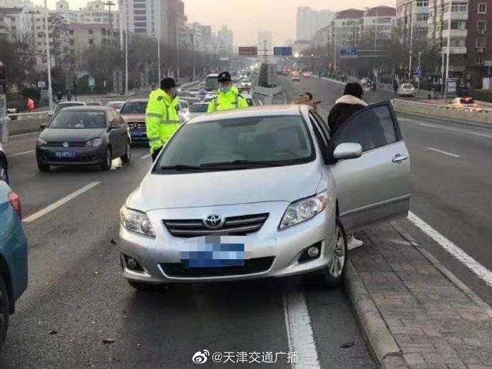 天津 躲避别车驾驶员猛打方向盘导致车辆失控撞车