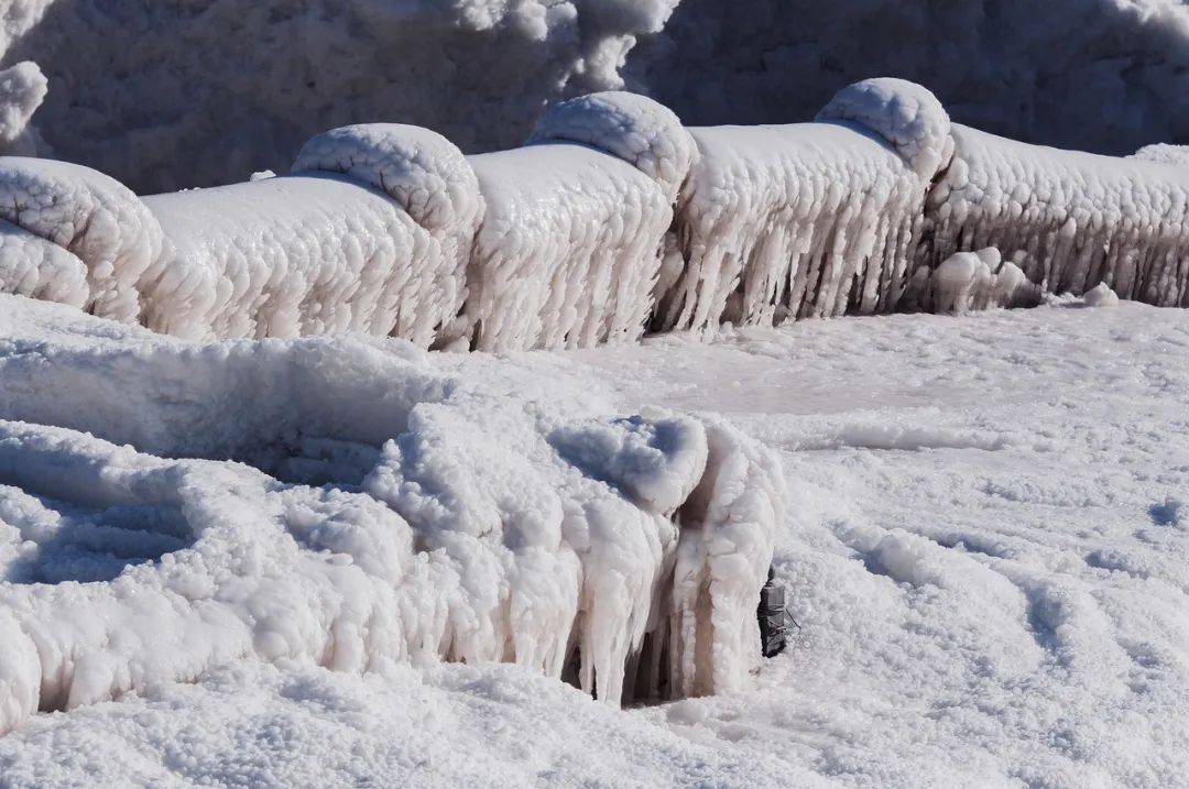 北国飘雪,厚厚的冰层形成联接两岸的天然桥梁, 黄河冰桥生自最冷的