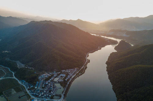这是夕阳下的福建省三明市将乐县高唐镇常口村及附近山水(11月20日摄