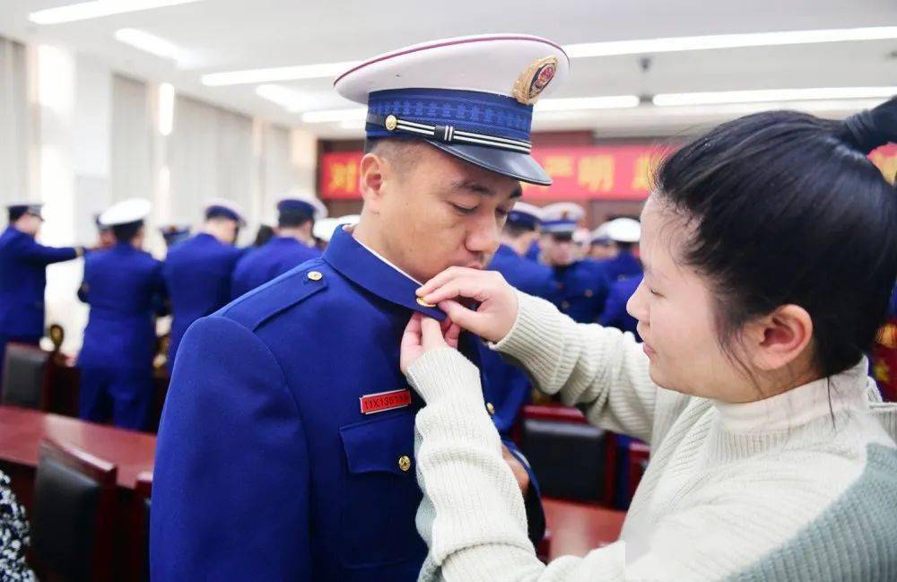 脱下火焰蓝戴上红授带温州支队隆重举行2020年冬季消防员退出仪式