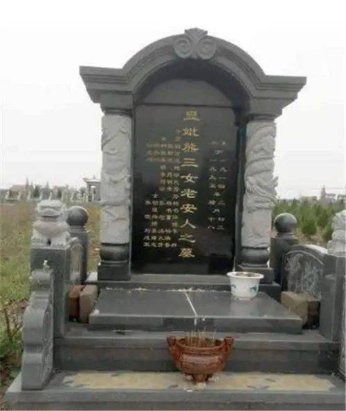墓碑上面的称谓往往有"君","夫人","岳"等,这些都好理解,也就是丈夫