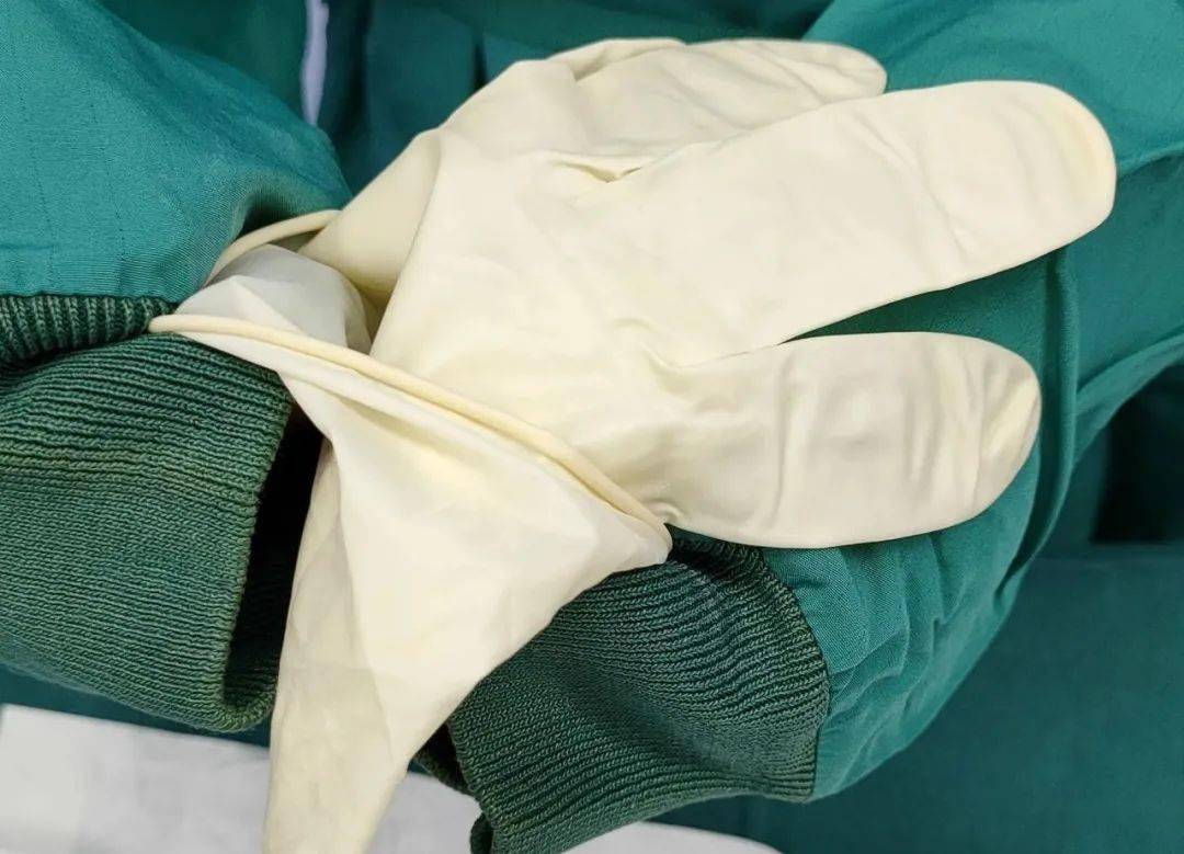 医疗人物医生戴一次性手套特写摄影图配图高清摄影大图-千库网