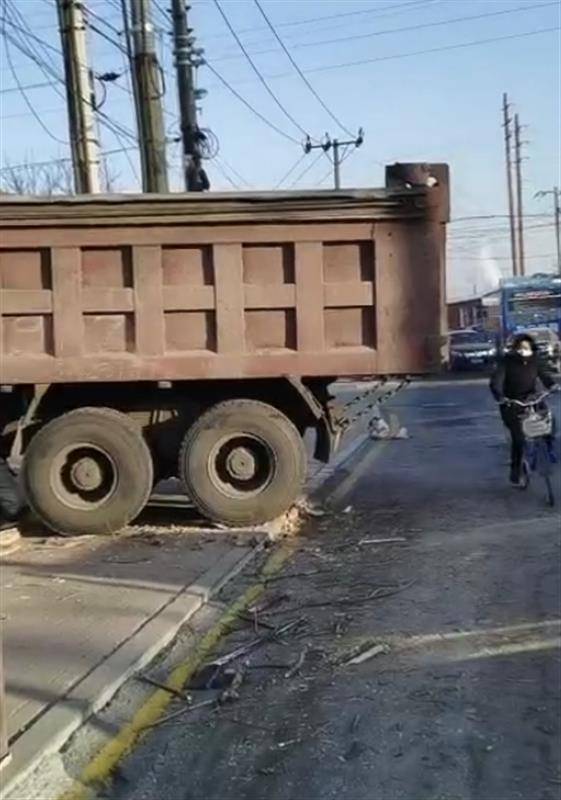 祸从天降！凌晨路面结冰打滑，货车车头撞进路