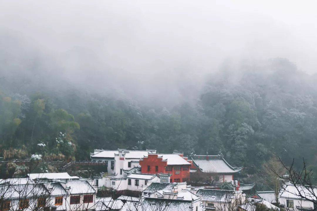 一下雪,齐云山就变成了白岳