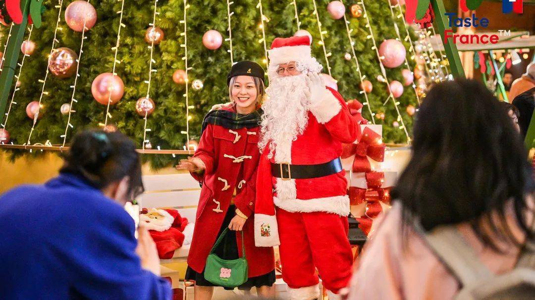 市集活动现场不仅有法国珠宝首饰,餐桌艺术,家庭装饰类等各种充满圣诞