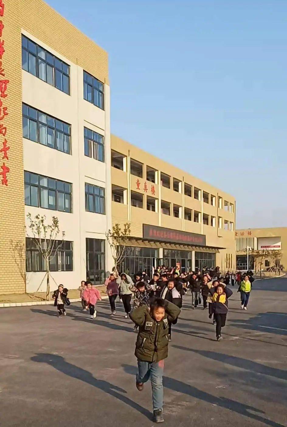 安徽师范大学附属萧县凤城小学,是一所全日制公办完全小学.