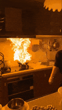 家中烧饭时油锅不慎起火了怎么办但如果没有大厨的水平简直像加了