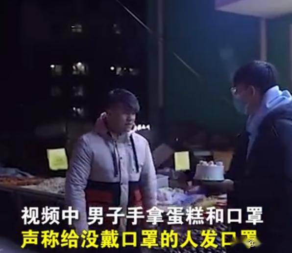 路人口罩蛋糕_戴口罩的路人照片