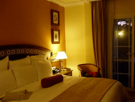 为什么晚上在酒店睡觉时最好将厕所灯打开?