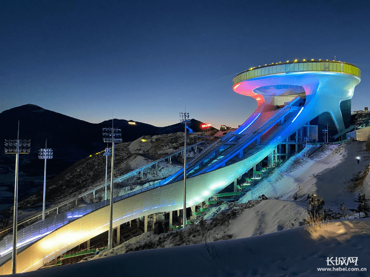 国家跳台滑雪中心"雪如意"全球首次点亮