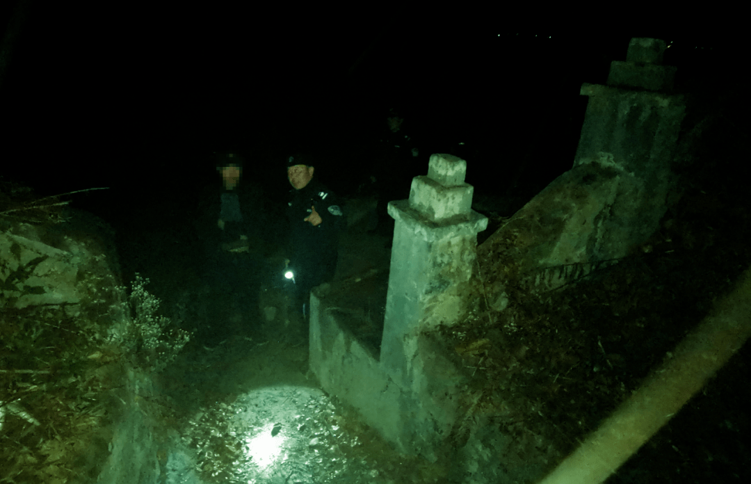 梦见自己在未过世亲人坟墓上哭，一场梦境的深层解析与情感共鸣