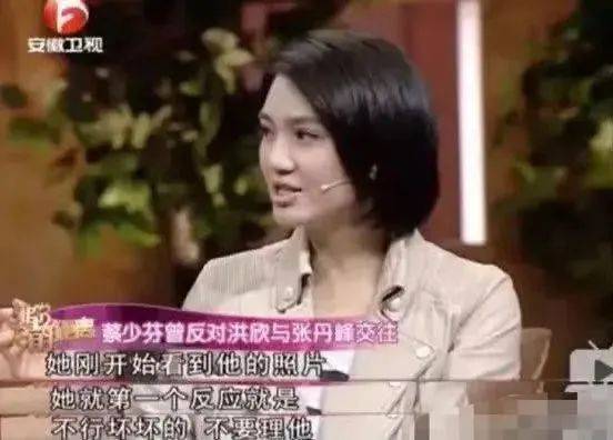 她硬秀恩爱的样子,看着好累