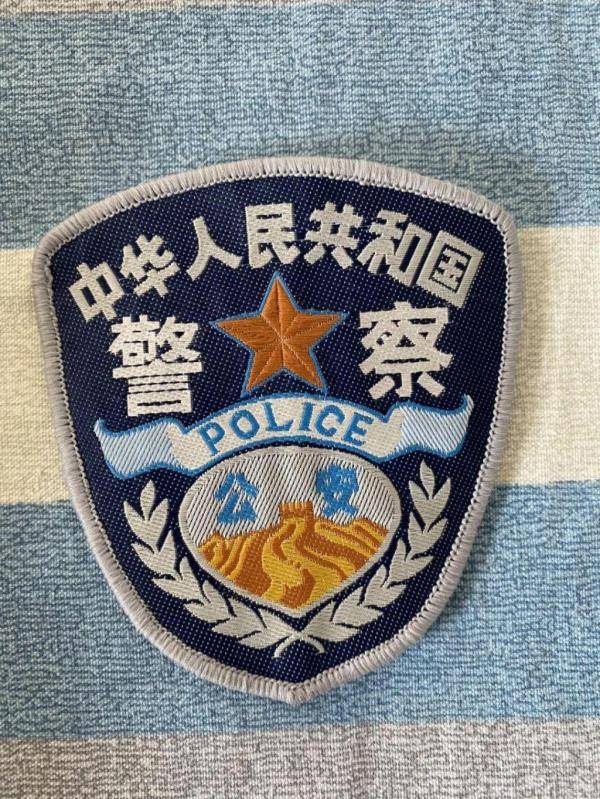 警方发现,么某已经销售400多件假警服,1000个假警用臂章,获利8000余元