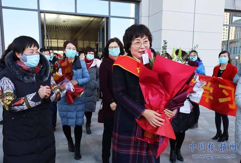 全国劳模李玲分享荣誉 100余万元奖金发放员工
