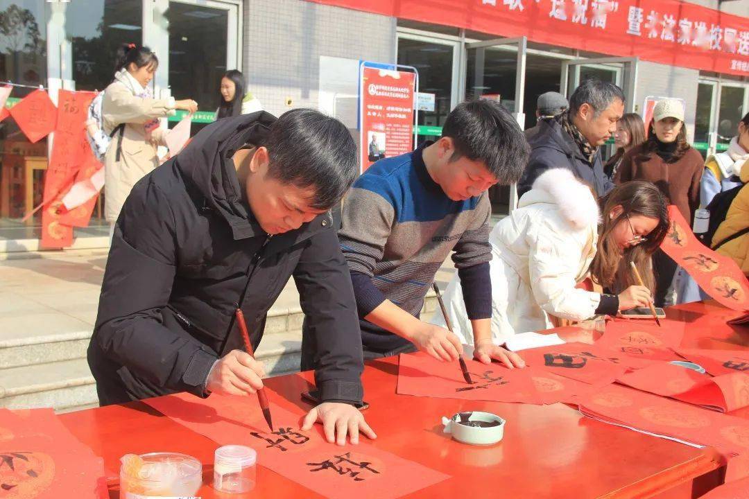 豫章师范学院开展迎新春写春联送祝福暨书法家进校园送春联活动