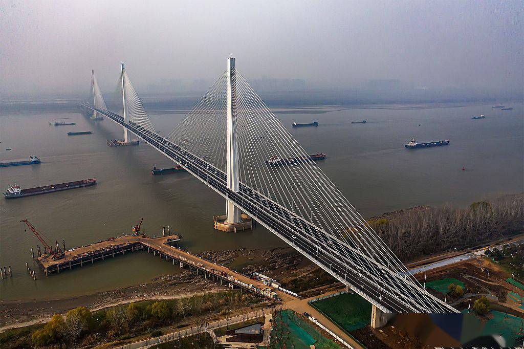 经过3年多的施工建设,南京江心洲长江大桥通车.(来源:视觉中国)