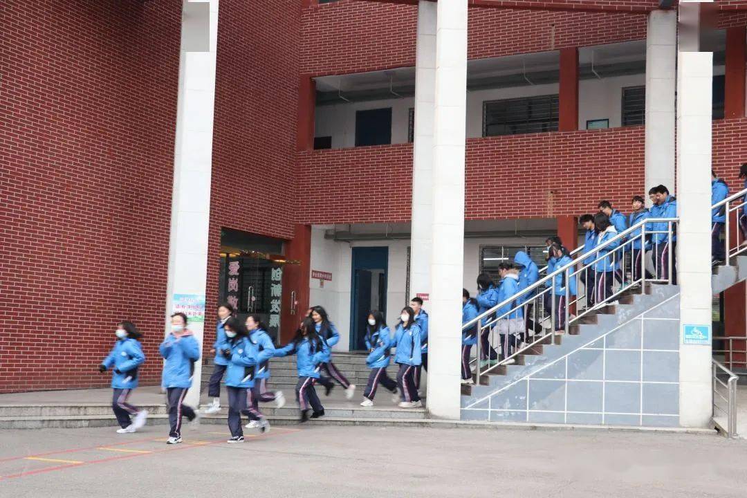 居安思危未雨绸缪荆门市东宝中学举行安全应急疏散演练