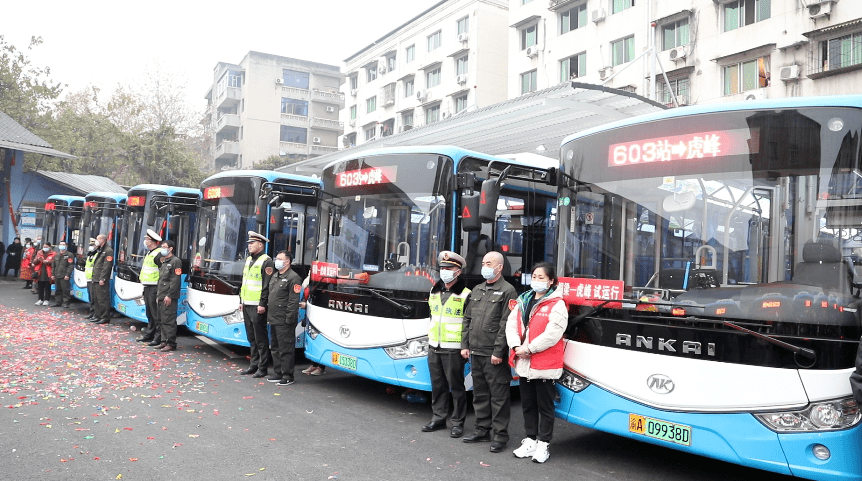 12月25日早上8:08,铜梁城区至虎峰镇西泉的公交车开通仪式举行,16辆