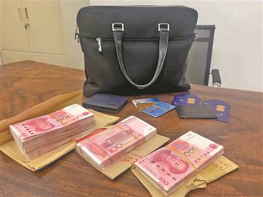 乘客遗落近6万元现金的哥拾金不昧物归原主